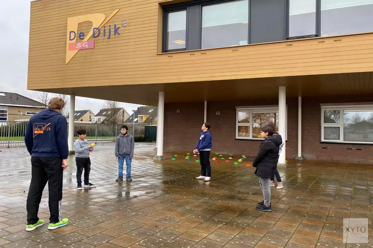 Leerlingen SG De Dijk sporten samen buiten