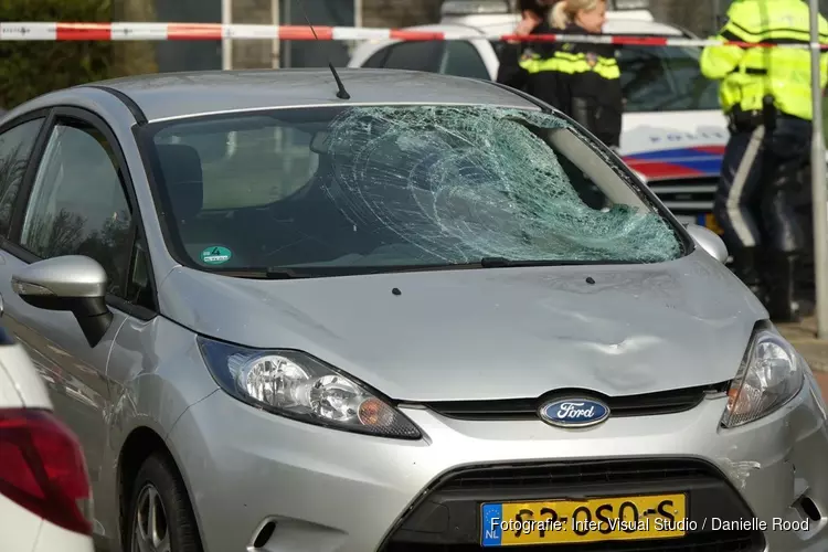 Oudere vrouw wordt aangereden op de fiets door auto in Medemblik