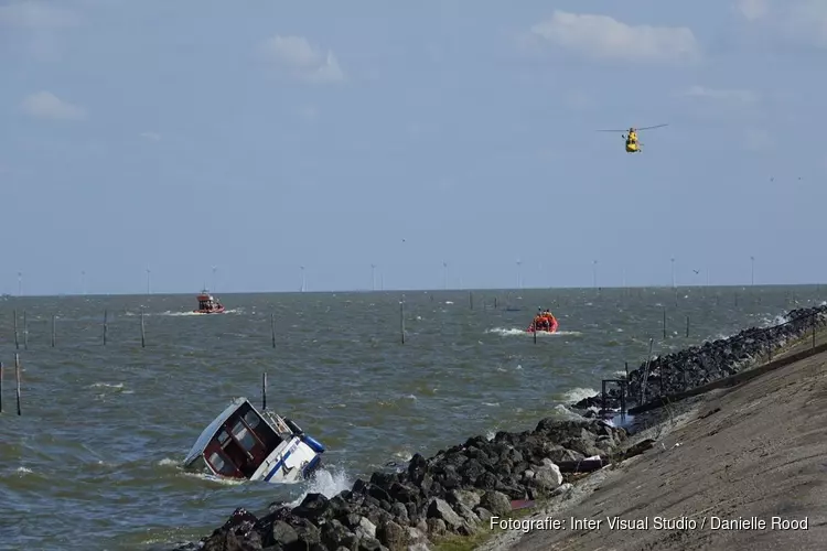 Grote zoekactie op IJsselmeer na omslaan boot