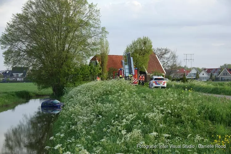 Auto raakt te water in Medemblik: bestuurder gevlucht