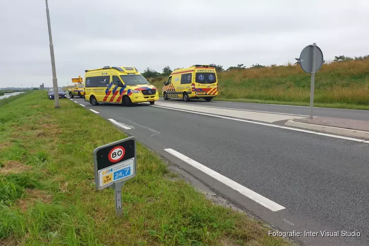 Bestelbusje raakt ter water in Twisk: twee personen naar ziekenhuis