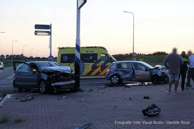 Auto&#39;s botsen in Medemblik, twee personen naar ziekenhuis gebracht