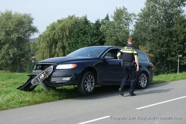 Auto knalt tegen lantaarnpaal in Medemblik