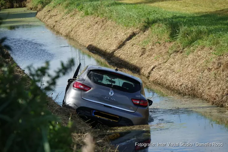 Auto te water na aanrijding in Wognum