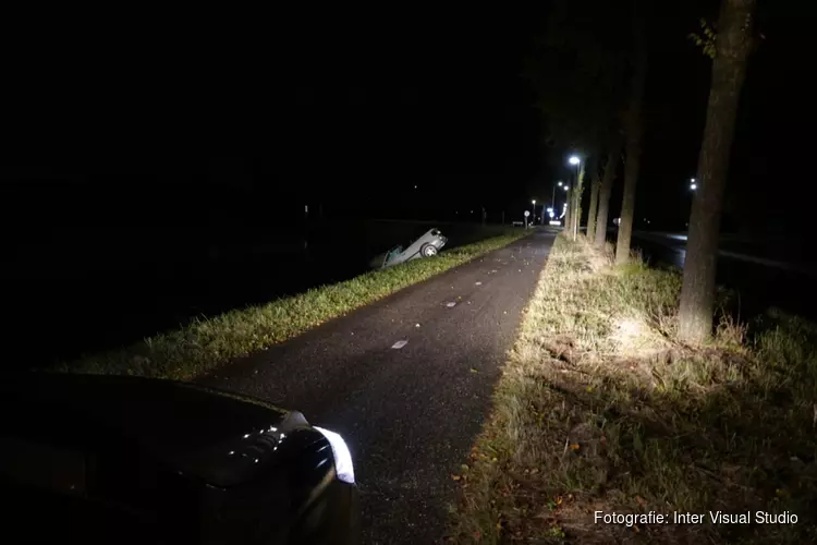 Auto half in sloot aangetroffen in Wervershoof