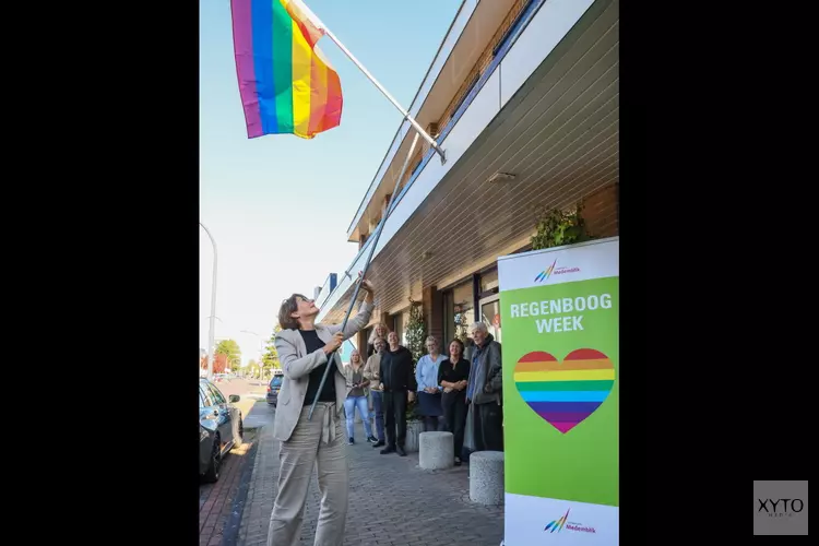 Wethouder Joset Fit hangt regenboogvlag uit