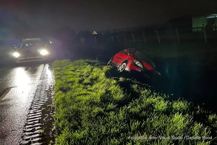 Automobilist vlucht na in sloot te zijn gereden in Andijk